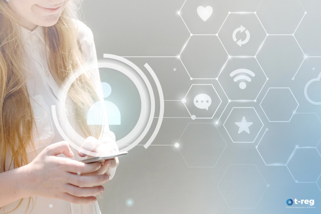 ผู้หญิงใช้โทรศัพท์มือถือ มีไอคอนผู้ใช้และสัญลักษณ์ต่าง ๆ ลอยอยู่รอบ ๆ เน้นการเชื่อมต่อและความปลอดภัยของข้อมูลส่วนบุคคล
