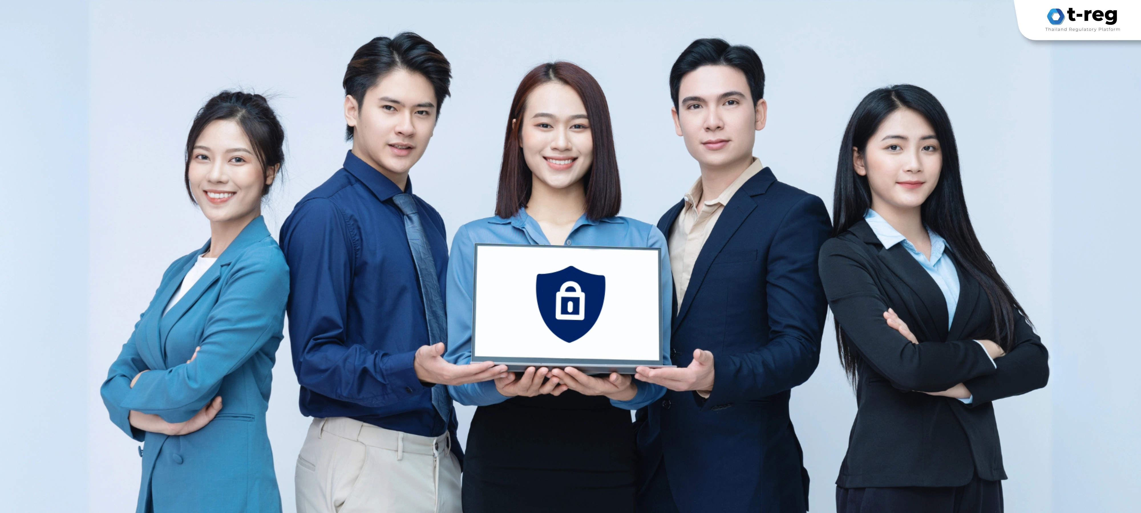 ภาพทีมงานชายหญิงถือแล็ปท็อปแสดงสัญลักษณ์แม่กุญแจ สื่อถึงการปกป้องข้อมูลส่วนบุคคลและความปลอดภัย